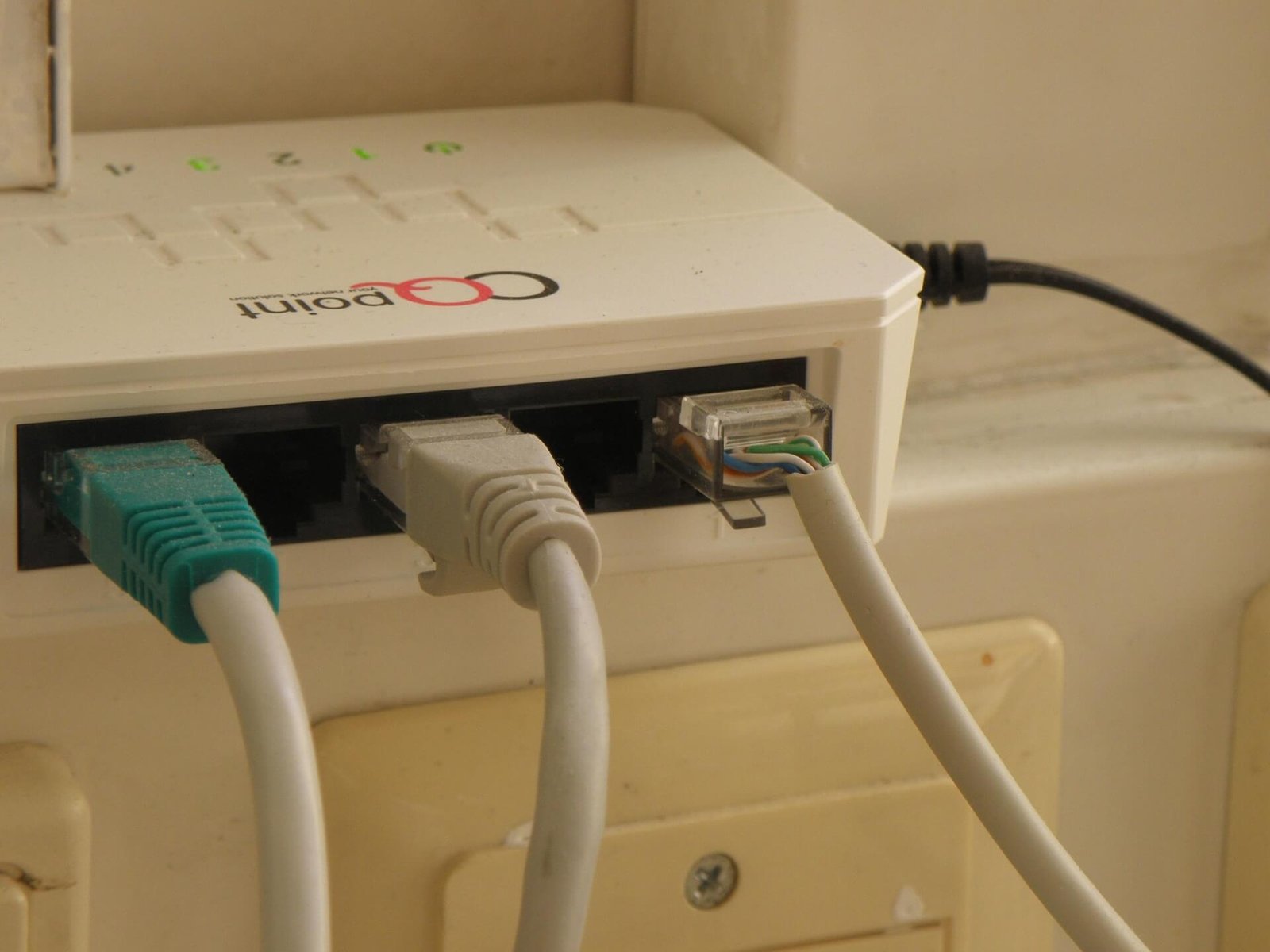 Access Point or Extender: Which One Should You Actually Choose?
